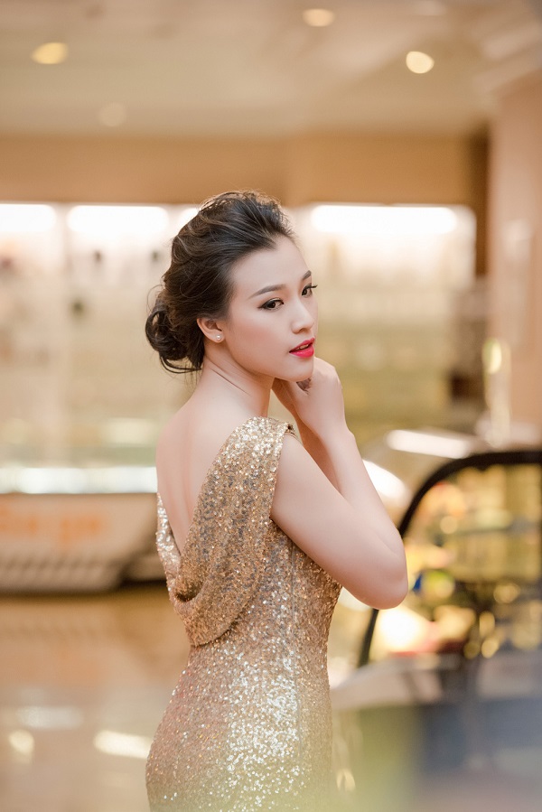 đầm dạ hội đẹp kim sa của Hoàng Oanh