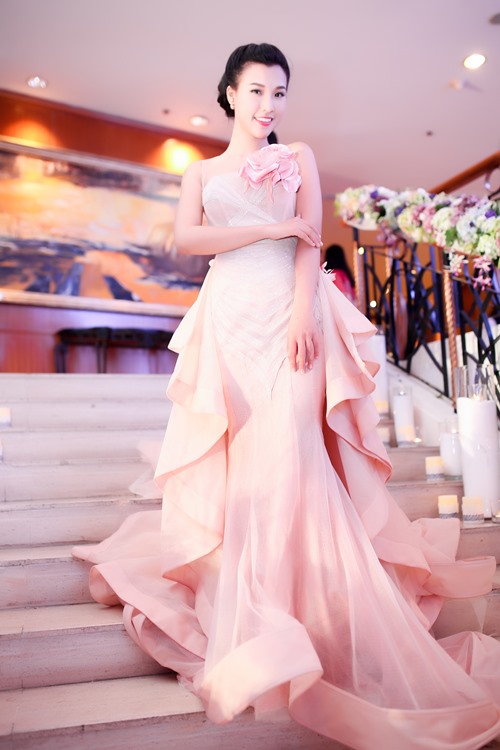 đầm dạ hội đẹp màu pastel của Hoàng Oanh