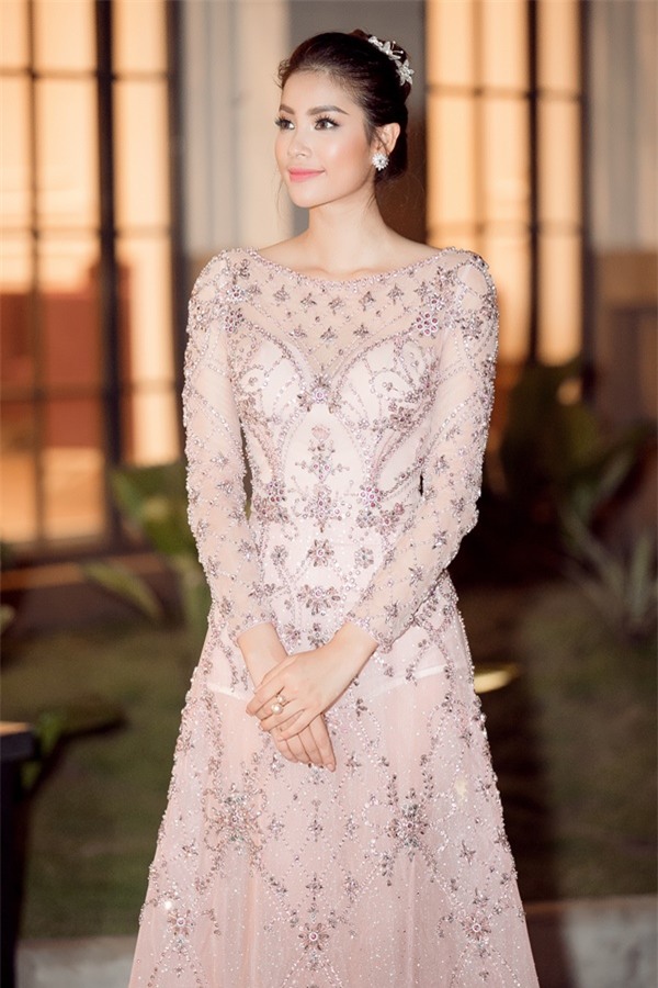 Hoa hậu Phạm Hương diện đầm dạ hội công chúa màu hồng thật sự rất sang trọng và quyến rũ