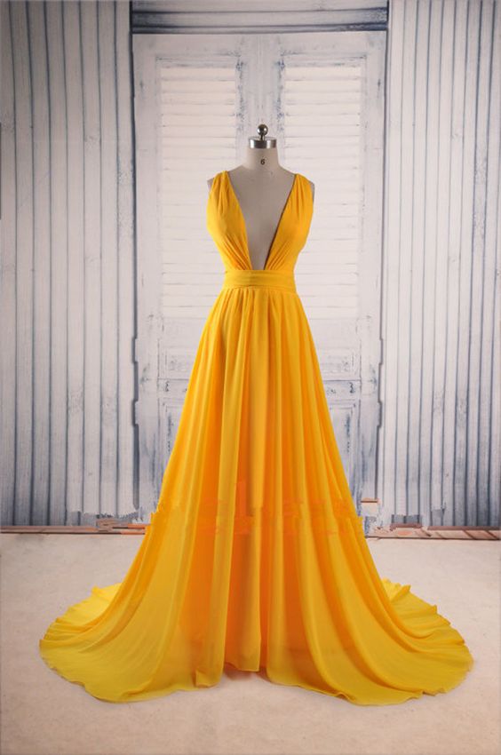 váy dạ hội màu vàng đẹp kiểu dáng xẻ ngực rất quyến rũ