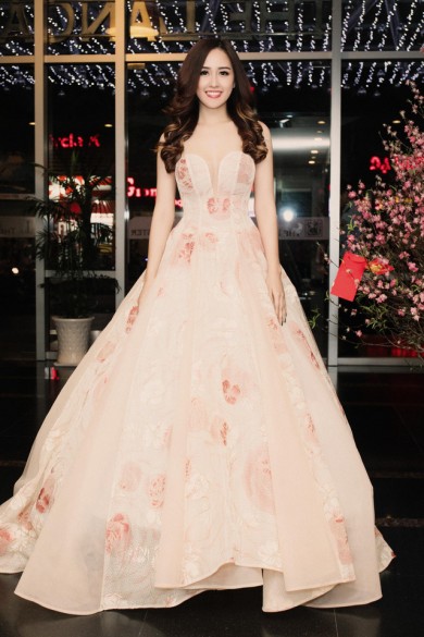 5 mẫu đầm dạ hội đẹp hút hồn của Hoa hậu Mai Phương Thúy